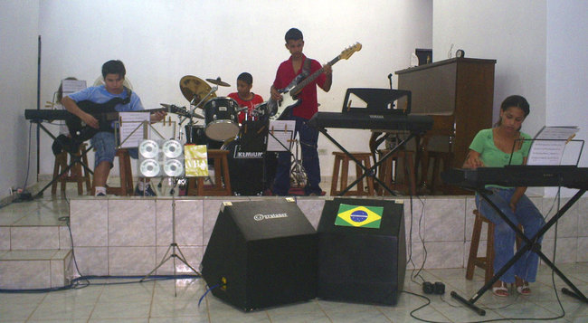 GI tocando no lançamento. Bateria - Gabriel Santos, Teclado - Wyllis Clécia e Giovana, Baixo - Júnior Club, Guitarra solo - Lucas.