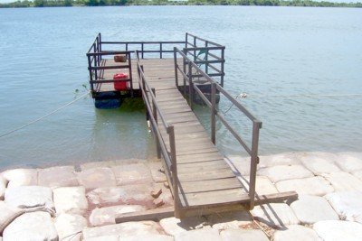 Uma forma de pescar no Rio Paraná, balsas próximas à margem do rio.
